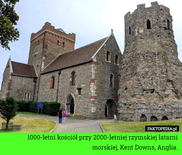 1000-letni kościół przy 2000-letniej rzymskiej latarni morskiej, Kent Downs, Anglia. 