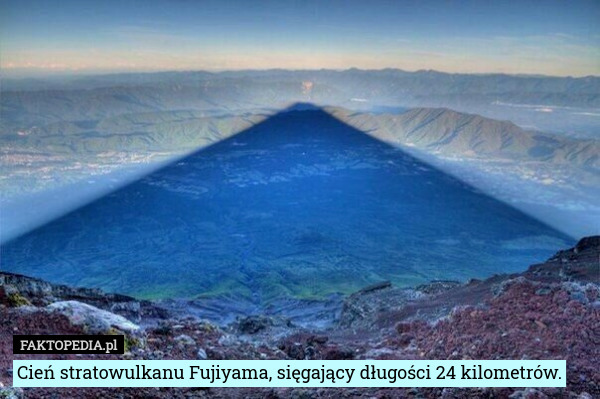 Cień stratowulkanu Fujiyama, sięgający długości 24 kilometrów. 