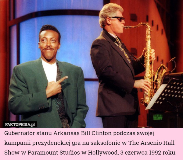 Gubernator stanu Arkansas Bill Clinton podczas swojej kampanii prezydenckiej gra na saksofonie w The Arsenio Hall Show w Paramount Studios w Hollywood, 3 czerwca 1992 roku. 