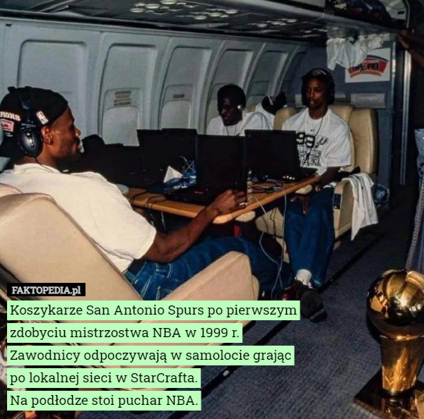 Koszykarze San Antonio Spurs po pierwszym zdobyciu mistrzostwa NBA w 1999 r.
Zawodnicy odpoczywają w samolocie grając po lokalnej sieci w StarCrafta.
Na podłodze stoi puchar NBA. 