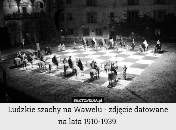 Ludzkie szachy na Wawelu - zdjęcie datowane na lata 1910-1939. 
