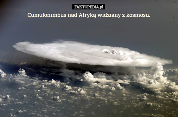 Cumulonimbus nad Afryką widziany z kosmosu. 