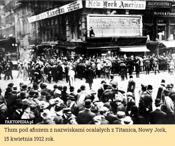 Tłum pod afiszem z nazwiskami ocalałych z Titanica, Nowy Jork, 15 kwietnia 1912 rok. 