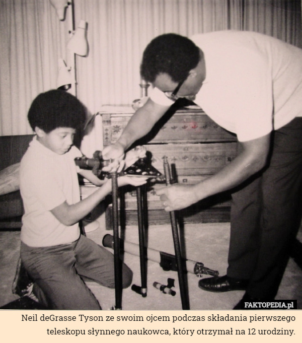 Neil deGrasse Tyson ze swoim ojcem podczas składania pierwszego teleskopu słynnego naukowca, który otrzymał na 12 urodziny. 