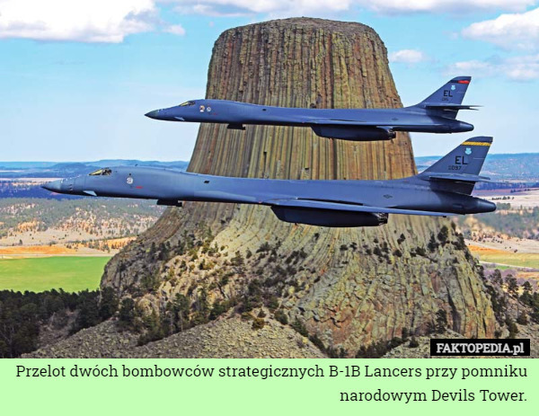 Przelot dwóch bombowców strategicznych B-1B Lancers przy pomniku narodowym Devils Tower. 