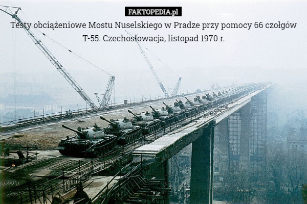 Testy obciążeniowe Mostu Nuselskiego w Pradze przy pomocy 66 czołgów T-55. Czechosłowacja, listopad 1970 r. 