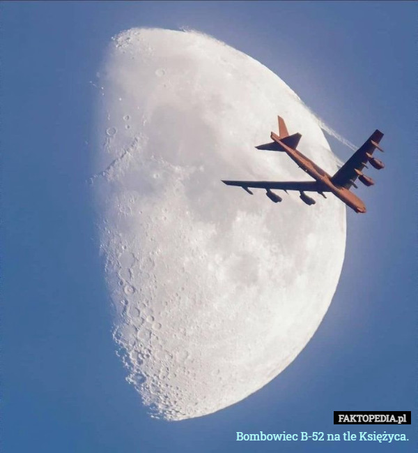 Bombowiec B-52 na tle Księżyca. 