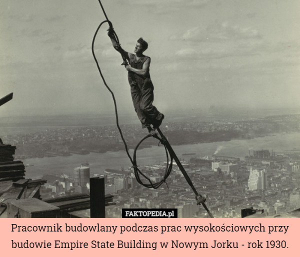 Pracownik budowlany podczas prac wysokościowych przy budowie Empire State Building w Nowym Jorku - rok 1930. 