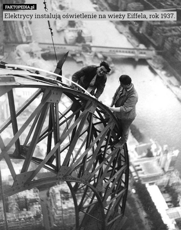 Elektrycy instalują oświetlenie na wieży Eiffela, rok 1937. 