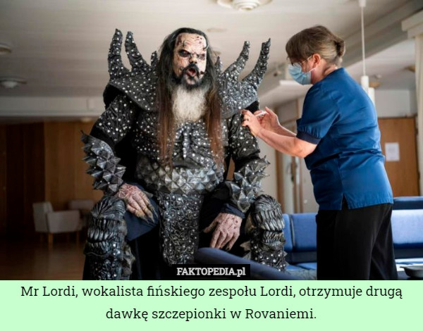 Mr Lordi, wokalista fińskiego zespołu Lordi, otrzymuje drugą dawkę szczepionki w Rovaniemi. 