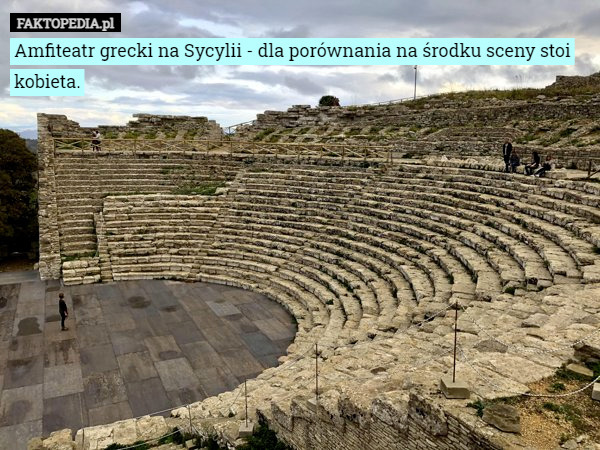 Amfiteatr grecki na Sycylii - dla porównania na środku sceny stoi kobieta. 