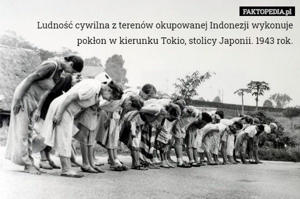 Ludność cywilna z terenów okupowanej Indonezji wykonuje pokłon w kierunku Tokio, stolicy Japonii. 1943 rok. 