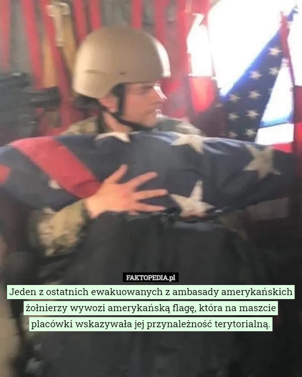Jeden z ostatnich ewakuowanych z ambasady amerykańskich żołnierzy wywozi amerykańską flagę, która na maszcie placówki wskazywała jej przynależność terytorialną. 