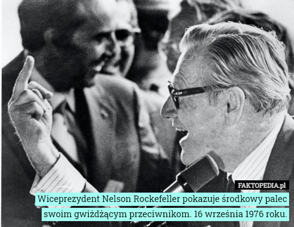 Wiceprezydent Nelson Rockefeller pokazuje środkowy palec swoim gwiżdżącym przeciwnikom. 16 września 1976 roku. 
