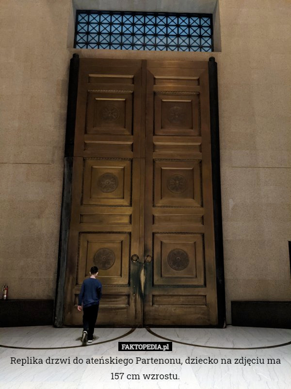 Replika drzwi do ateńskiego Partenonu, dziecko na zdjęciu ma 157 cm wzrostu. 