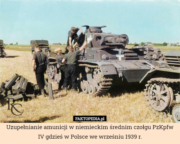 Uzupełnianie amunicji w niemieckim średnim czołgu PzKpfw IV gdzieś w Polsce we wrześniu 1939 r. 