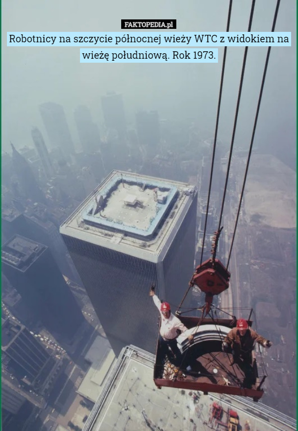 Robotnicy na szczycie północnej wieży WTC z widokiem na wieżę południową. Rok 1973. 