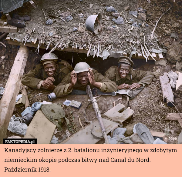 Kanadyjscy żołnierze z 2. batalionu inżynieryjnego w zdobytym niemieckim okopie podczas bitwy nad Canal du Nord. Październik 1918. 