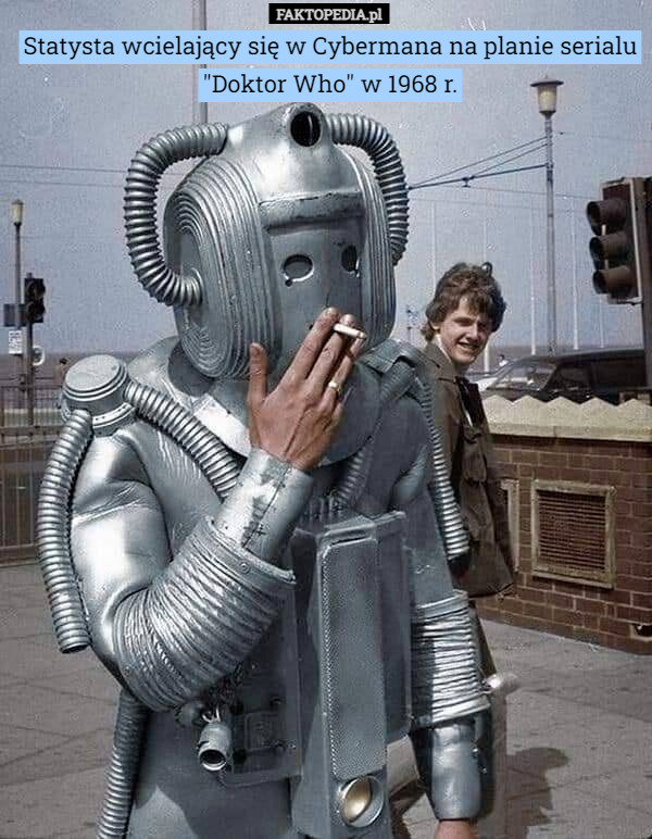 Statysta wcielający się w Cybermana na planie serialu "Doktor Who" w 1968 r. 