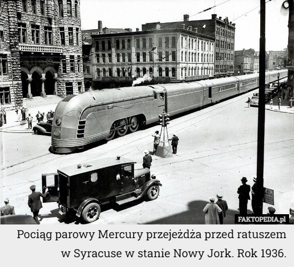 Pociąg parowy Mercury przejeżdża przed ratuszem w Syracuse w stanie Nowy Jork. Rok 1936. 