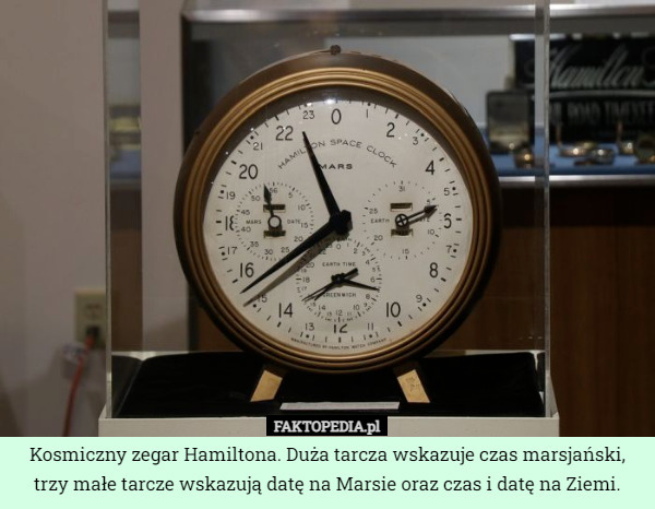 Kosmiczny zegar Hamiltona. Duża tarcza wskazuje czas marsjański, trzy małe tarcze wskazują datę na Marsie oraz czas i datę na Ziemi. 