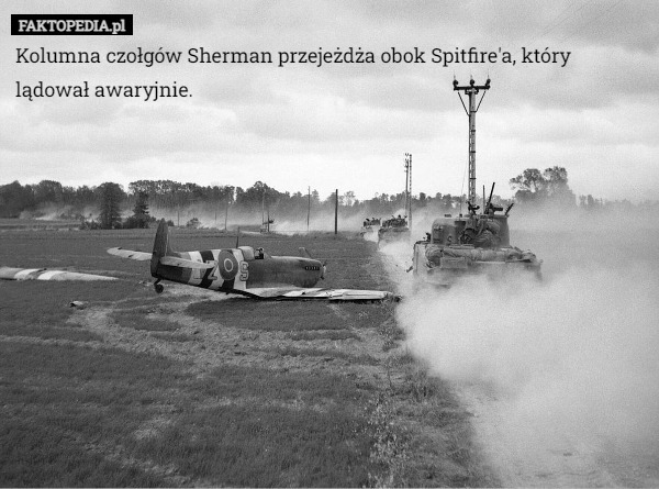 Kolumna czołgów Sherman przejeżdża obok Spitfire'a, który lądował awaryjnie. 
