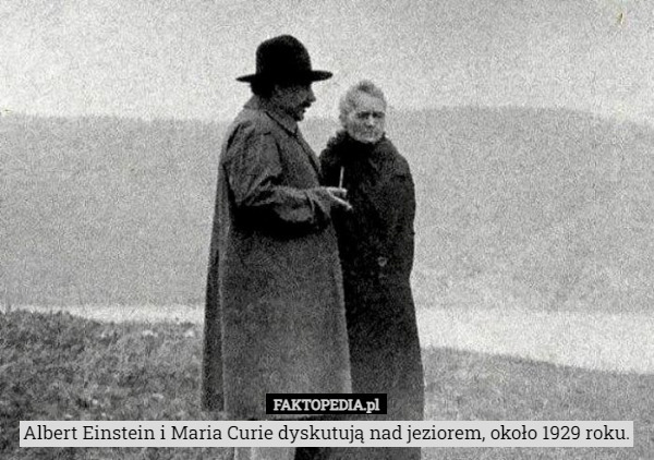 Albert Einstein i Maria Curie dyskutują nad jeziorem, około 1929 roku. 