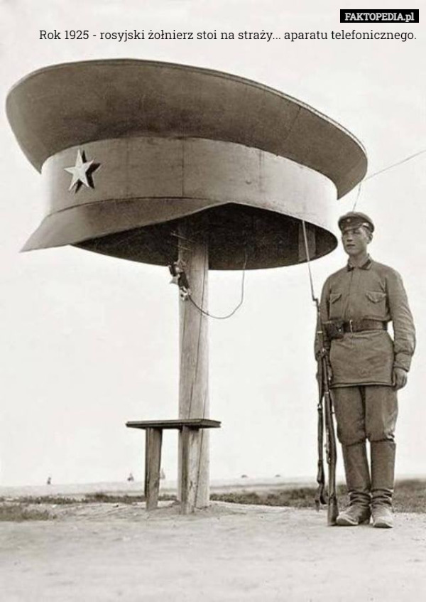 Rok 1925 - rosyjski żołnierz stoi na straży... aparatu telefonicznego. 