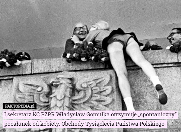 I sekretarz KC PZPR Władysław Gomułka otrzymuje „spontaniczny” pocałunek od kobiety. Obchody Tysiąclecia Państwa Polskiego. 