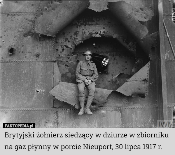 Brytyjski żołnierz siedzący w dziurze w zbiorniku na gaz płynny w porcie Nieuport, 30 lipca 1917 r. 