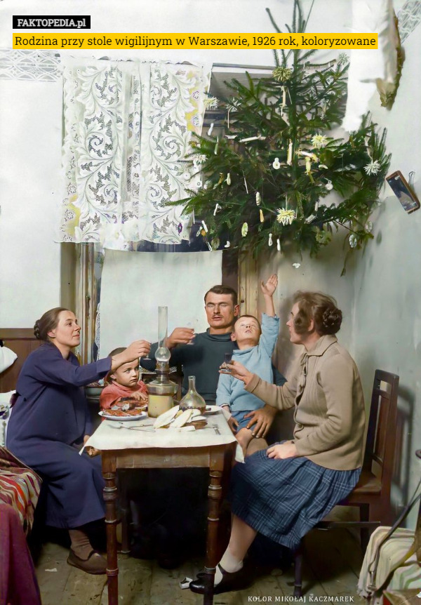 Rodzina przy stole wigilijnym w Warszawie, 1926 rok, koloryzowane 