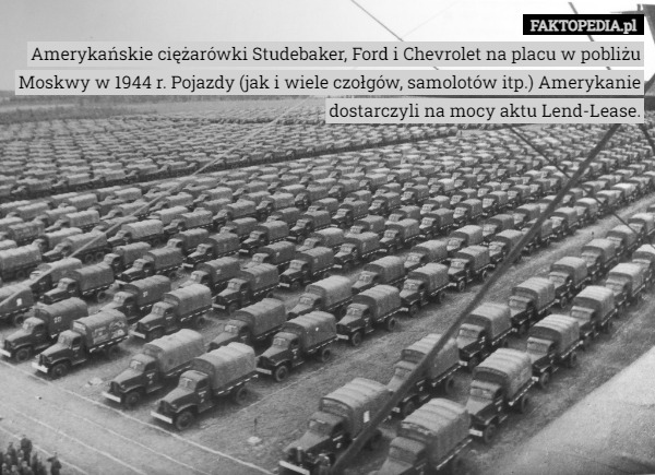 Amerykańskie ciężarówki Studebaker, Ford i Chevrolet na placu w pobliżu Moskwy w 1944 r. Pojazdy (jak i wiele czołgów, samolotów itp.) Amerykanie dostarczyli na mocy aktu Lend-Lease. 