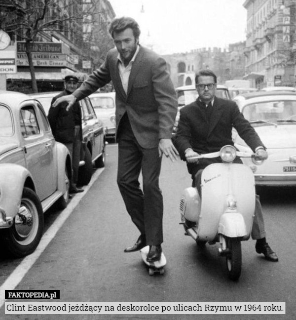 Clint Eastwood jeżdżący na deskorolce po ulicach Rzymu w 1964 roku. 