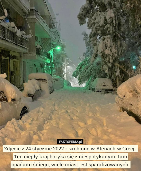 Zdjęcie z 24 stycznie 2022 r. zrobione w Atenach w Grecji. Ten ciepły kraj boryka się z niespotykanymi tam opadami śniegu, wiele miast jest sparaliżowanych. 