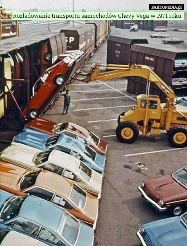Rozładowanie transportu samochodów Chevy Vega w 1971 roku. 