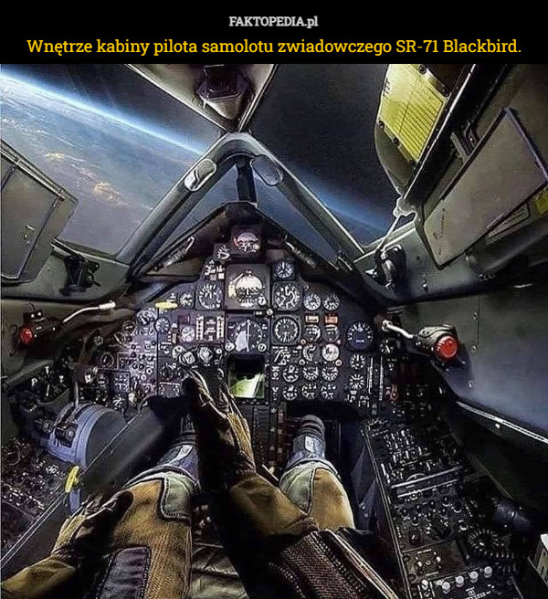 Wnętrze kabiny pilota samolotu zwiadowczego SR-71 Blackbird. 