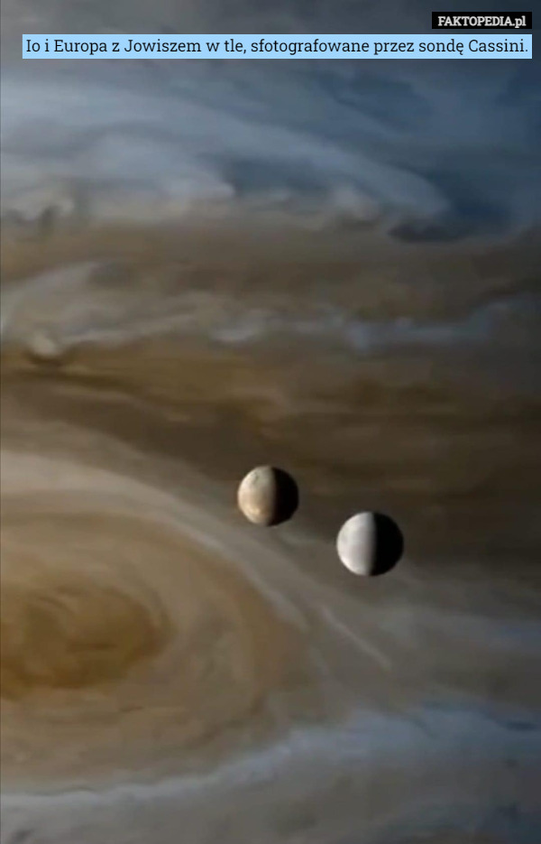 Io i Europa z Jowiszem w tle, sfotografowane przez sondę Cassini. 