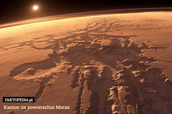 Kanion na powierzchni Marsa. 