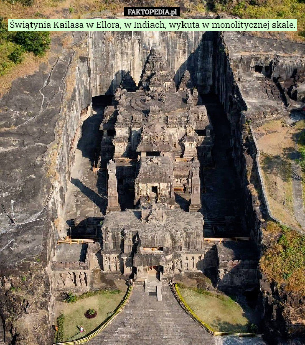 Świątynia Kailasa w Ellora, w Indiach, wykuta w monolitycznej skale. 