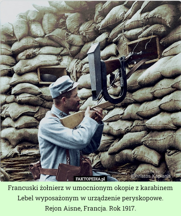 Francuski żołnierz w umocnionym okopie z karabinem Lebel wyposażonym w urządzenie peryskopowe.
Rejon Aisne, Francja. Rok 1917. 