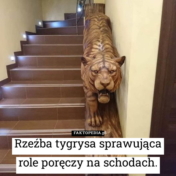 Rzeźba tygrysa sprawująca role poręczy na schodach. 