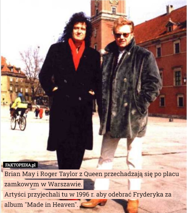 Brian May i Roger Taylor z Queen przechadzają się po placu zamkowym w Warszawie.
Artyści przyjechali tu w 1996 r. aby odebrać Fryderyka za album "Made in Heaven". 