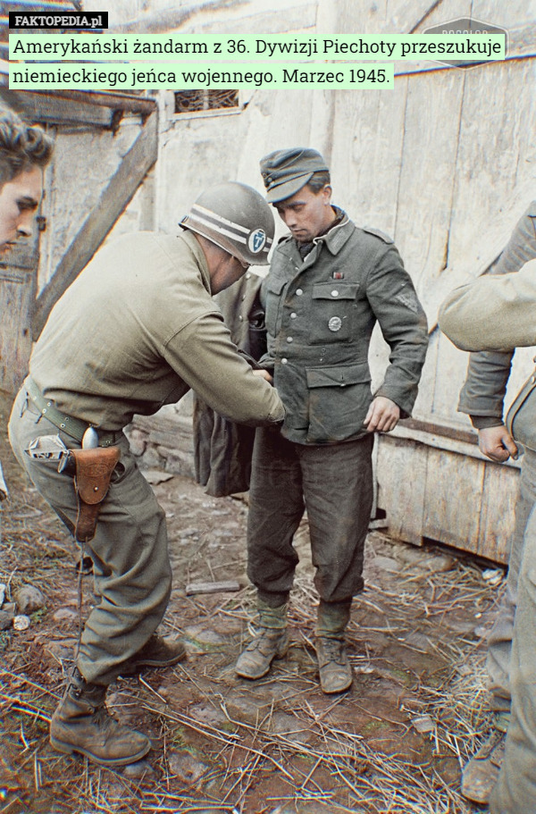 Amerykański żandarm z 36. Dywizji Piechoty przeszukuje niemieckiego jeńca wojennego. Marzec 1945. 