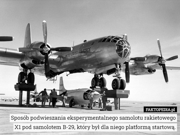 Sposób podwieszania eksperymentalnego samolotu rakietowego X1 pod samolotem B-29, który był dla niego platformą startową. 