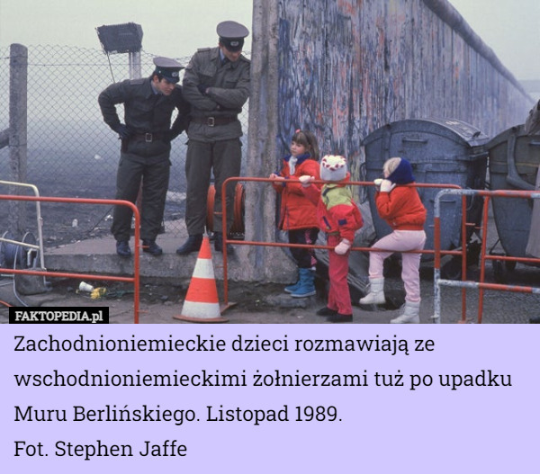 Zachodnioniemieckie dzieci rozmawiają ze wschodnioniemieckimi żołnierzami tuż po upadku Muru Berlińskiego. Listopad 1989.
Fot. Stephen Jaffe 