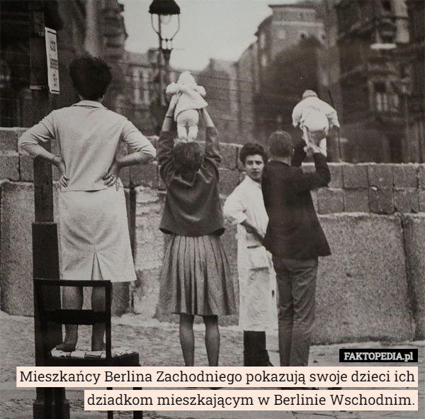 Mieszkańcy Berlina Zachodniego pokazują swoje dzieci ich dziadkom mieszkającym w Berlinie Wschodnim. 