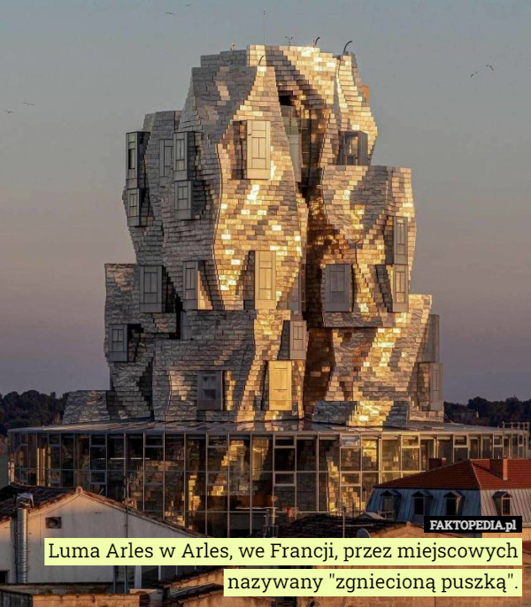 Luma Arles w Arles, we Francji, przez miejscowych nazywany "zgniecioną puszką". 