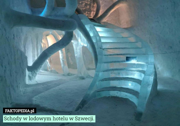 Schody w lodowym hotelu w Szwecji. 