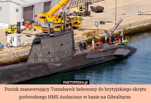 Pocisk manewrujący Tomahawk ładowany do brytyjskiego okrętu podwodnego HMS Audacious w bazie na Gibraltarze. 