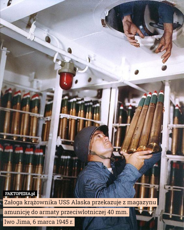 Załoga krążownika USS Alaska przekazuje z magazynu amunicję do armaty przeciwlotniczej 40 mm.
Iwo Jima, 6 marca 1945 r. 